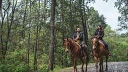 Las cabalgatas es la actividad favorita de quienes visitan este pueblo. Las cabalgatas es la actividad favorita de quienes visitan este pueblo.