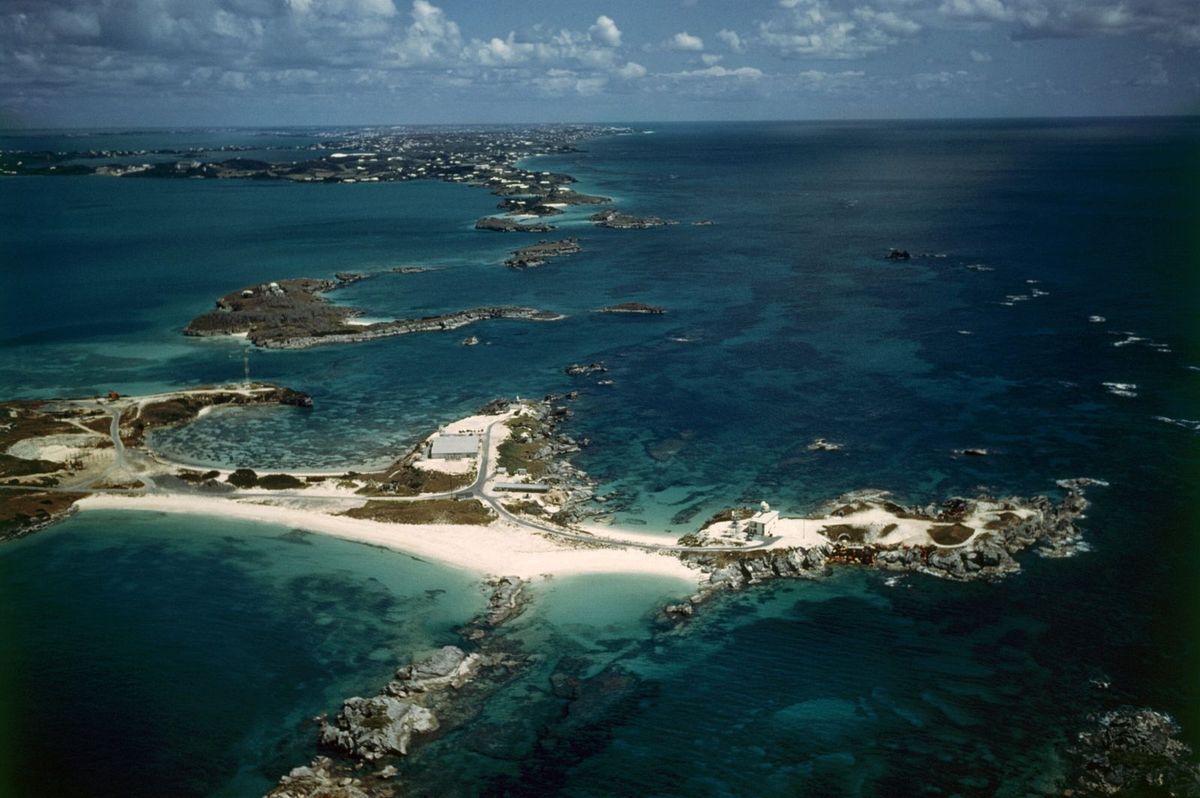 Los fuertes vientos y las corrientes del Golfo en la zona hacen que los barcos y aviones que pasan por allí se muevan más rápido. Los fuertes vientos y las corrientes del Golfo en la zona hacen que los barcos y aviones que pasan por allí se muevan más rápido.