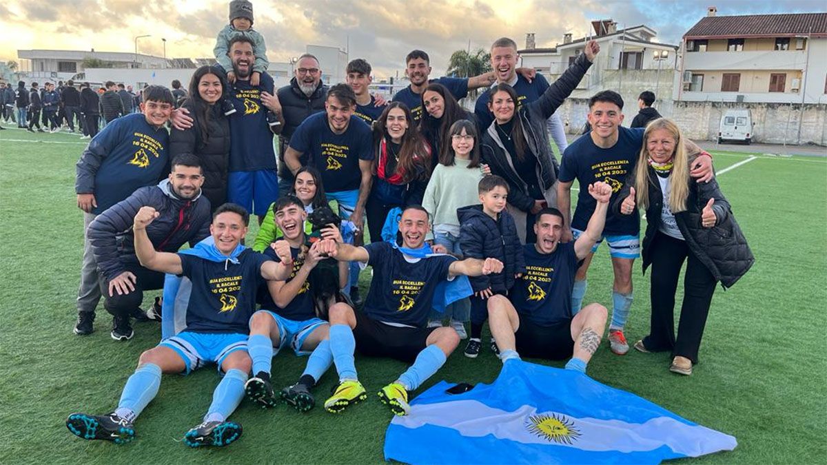 Este es el plantel del Racale de italia que salió campeòn. Posan los jugadores con sus familias.