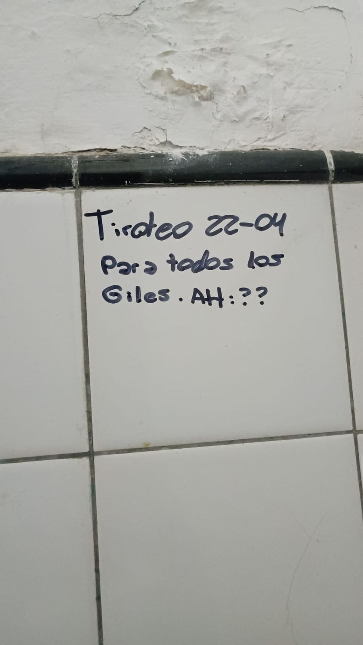 Uno de los grafitis que aparecieron en 25 escuelas de Mendoza en sólo dos días. Uno de los grafitis que aparecieron en 25 escuelas de Mendoza en sólo dos días.