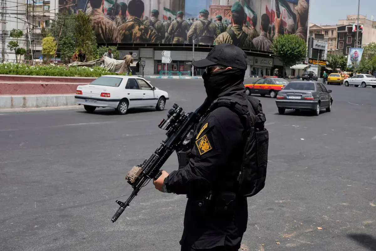 La Guardia Revolucionaria en la calle.