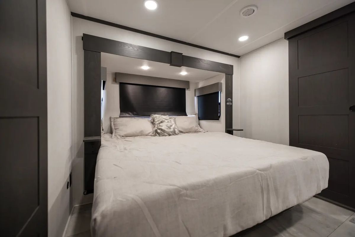 El cuarto principal viene equipado con una cama de dos plazas. El cuarto principal viene equipado con una cama de dos plazas.