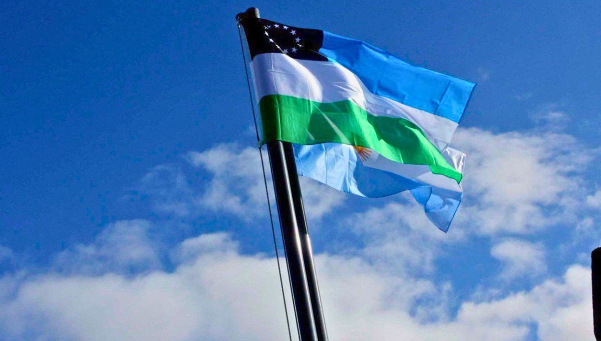 La bandera argentina con 13 estrellas que se distingue de un Estado instituido en territorio mapuche