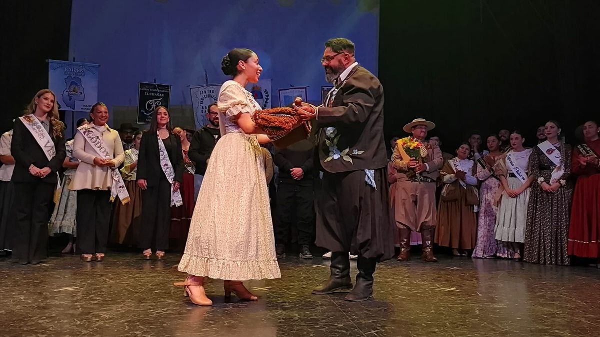 En el marco del festival se entregó los atributos tradicionales a la En el marco del festival se entregó los atributos tradicionales a la