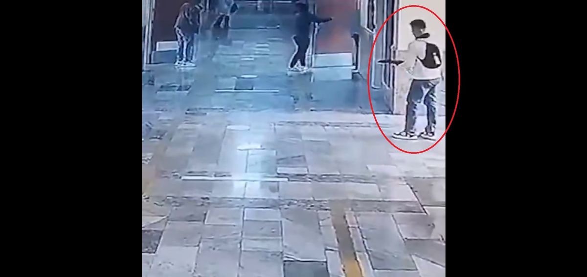 Adolescente abrió fuego con una escopeta en una escuela: el video del momento
