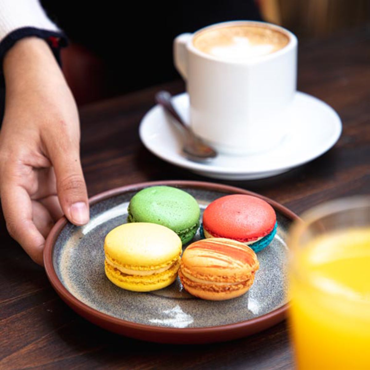 Alta gastronomía de estilo francés, como los famosos macarons, para disfrutar en la hostería del Dique Cipolletti.