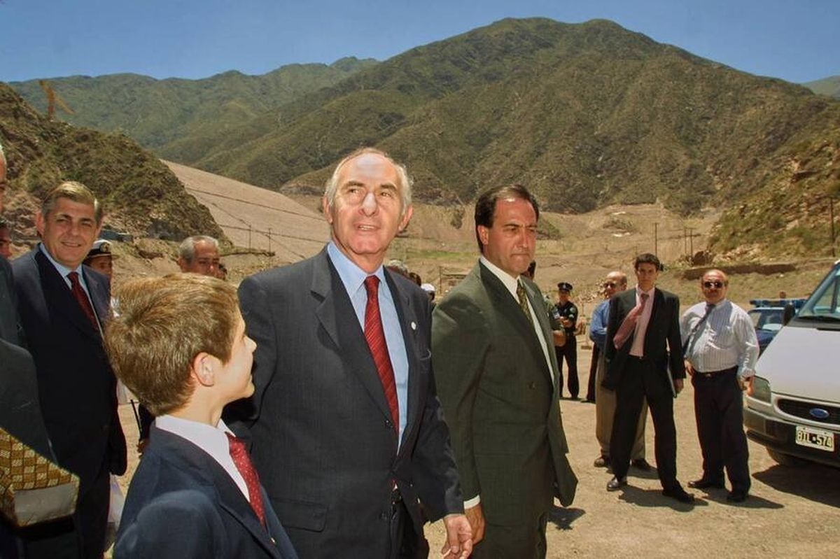 De la Rúa y el gobernador Roberto Iglesias, en 2001, cuando inauguraron el dique Potrerillos. De la Rúa y el gobernador Roberto Iglesias, en 2001, cuando inauguraron el dique Potrerillos.