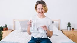 Colocar un vaso de agua debajo de la cama antes de dormir limpia las malas energías.