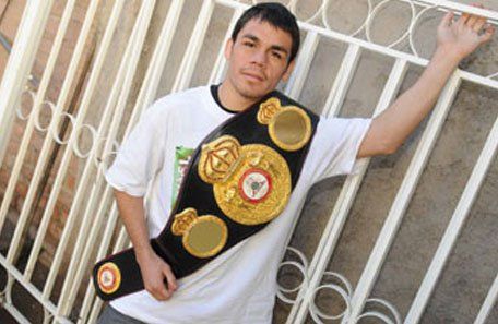 Este martes operan de los riñones al campeón mundial de los minimoscas, Juan Carlos Reveco