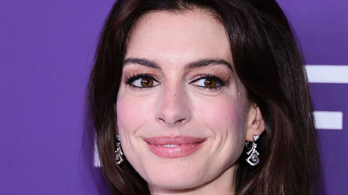 La actriz Anne Hathaway interpreta a Emma en la película de Netflix.