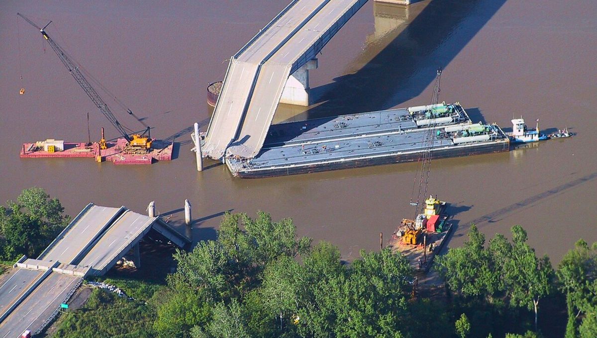 Actualmente cerca del lugar del desastre, se erige un monumento conmemorativo que incluye piezas del puente original y los nombres de las víctimas. Actualmente cerca del lugar del desastre, se erige un monumento conmemorativo que incluye piezas del puente original y los nombres de las víctimas. 