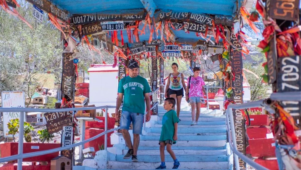 Las personas se acercan al santuario a agradecer y pedir por milagros, donde sostienen que siempre son concedidos Las personas se acercan al santuario a agradecer y pedir por milagros, donde sostienen que siempre son concedidos