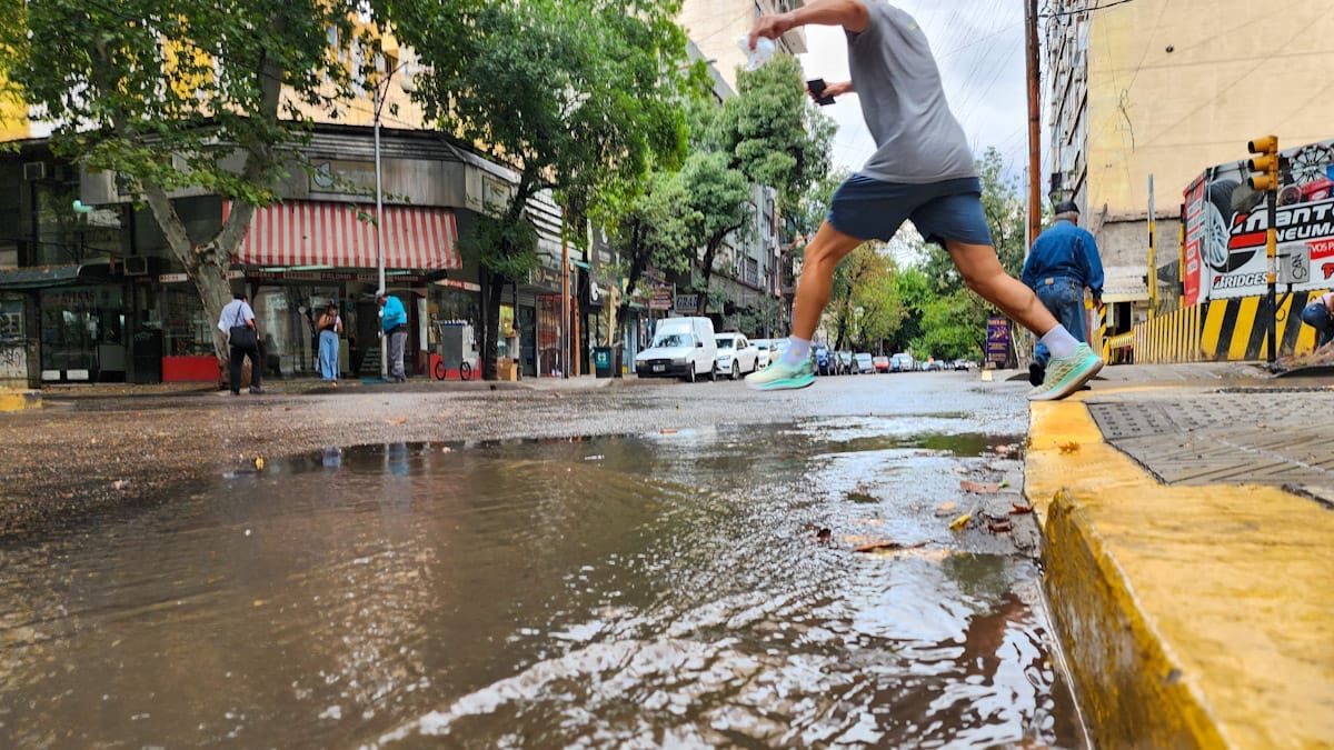 En varias zonas del Gran Mendoza se inundaron las calles tras la tormenta del miércoles. Este jueves no llovería