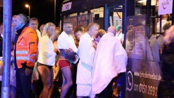 Sonó la alarma y 300 swingers salieron con batas y toallas de una fiesta sexual