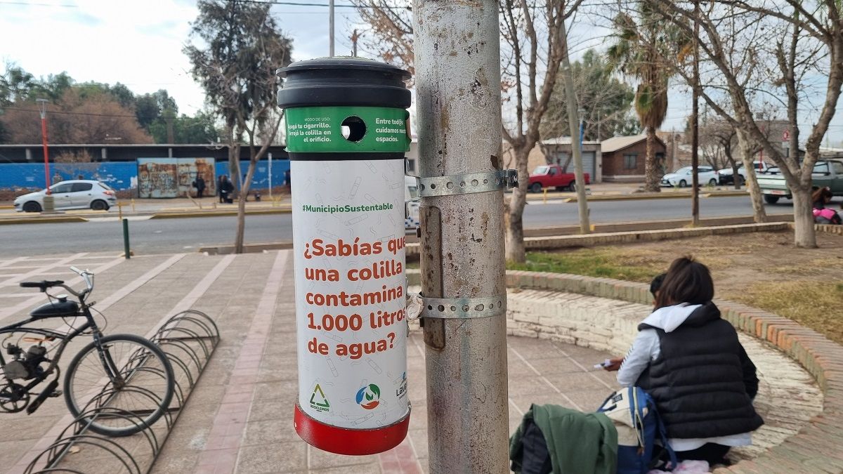 Población chica, corazón grande: tres municipios de Mendoza tienen colilleros para cigarrillos.