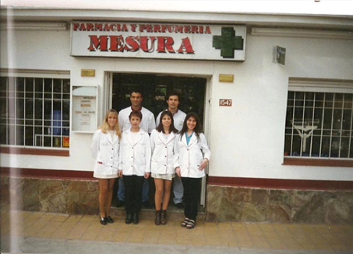  La farmacia abrió sus puertas con un sólo local y tan sólo 3 empleados, hoy cuenta con 8 sucursales y más de 70 empleados.