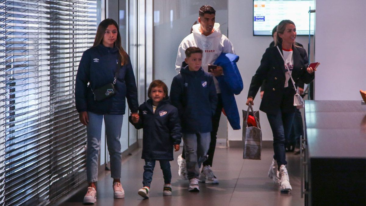 Luis Suárez y su familia llegó a Montevideo y causó sensación.