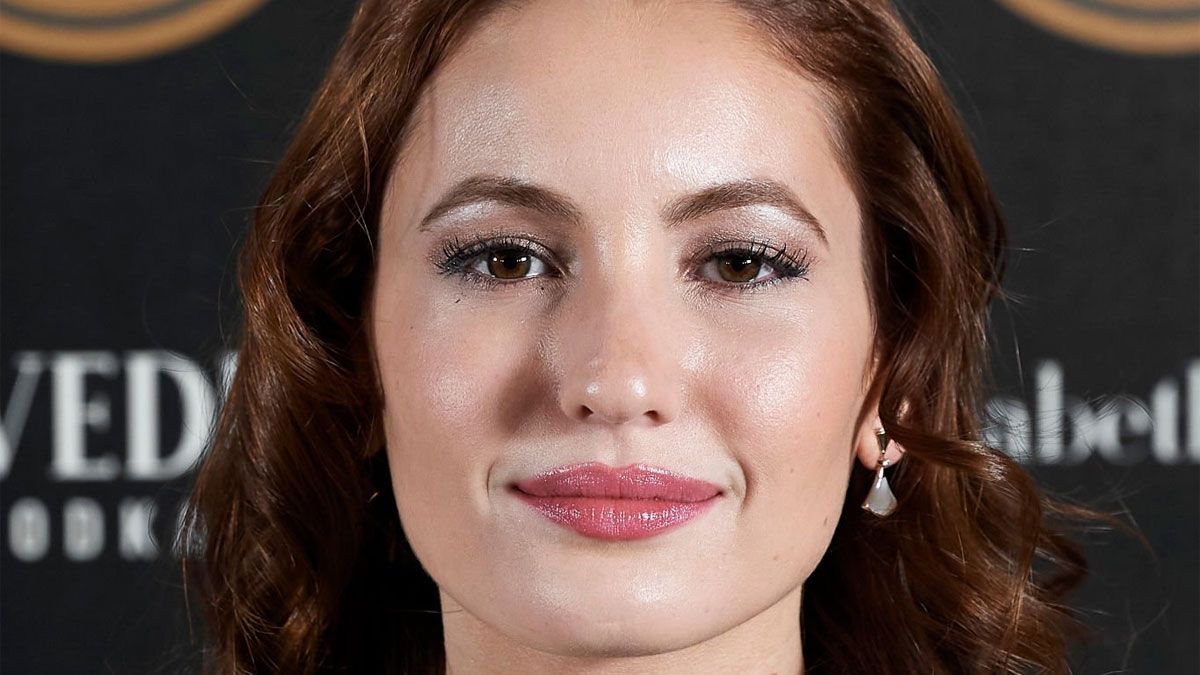 La actriz Ivana Baquero interpreta a Eva Villanueva en la serie de Netflix.