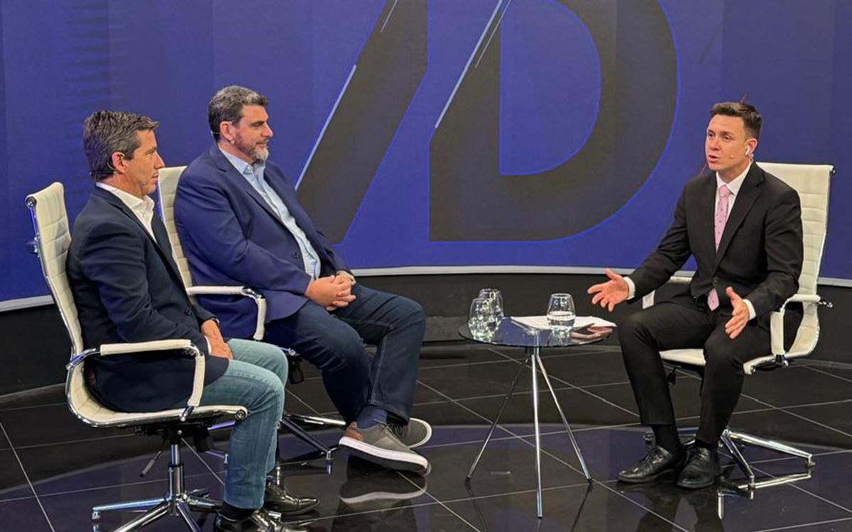 Andrés Lombardi y Martín Kerchner se proyectaron a que la alianza entre la UCR y los libertarios podría cosechar el 50% de los votos de los mendocinos en las elecciones legislativas del 26 de octubre. Andrés Lombardi y Martín Kerchner se proyectaron a que la alianza entre la UCR y los libertarios podría cosechar el 50% de los votos de los mendocinos en las elecciones legislativas del 26 de octubre.