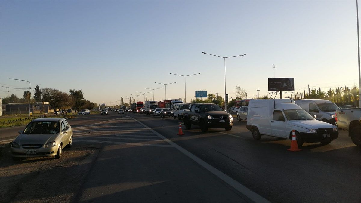 Caos vehicular en el Acceso Sur por un accidente