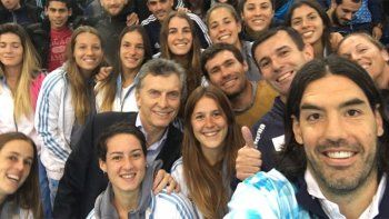 El Presidente Macri le entregó la bandera de la delegación olímpica a Scola