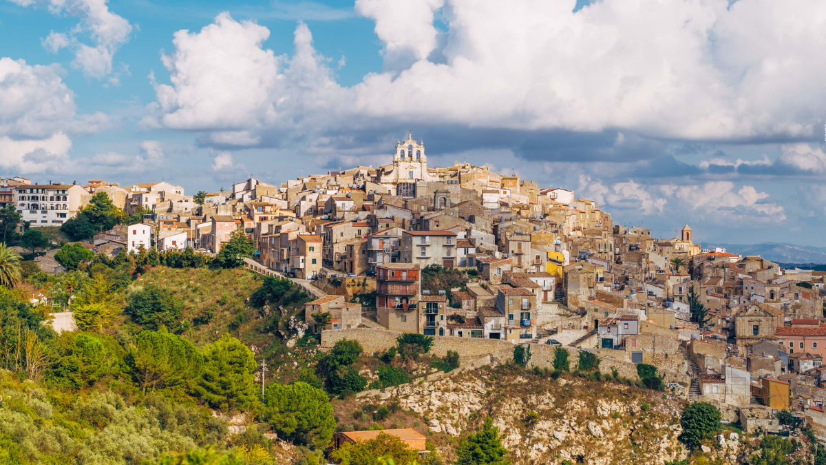 Este pequeño pueblo en Italia otorga viviendas a precios simbólicos a quienes se muden a este sitio para que puedan tener su vivienda por un euro. Este pequeño pueblo en Italia otorga viviendas a precios simbólicos a quienes se muden a este sitio para que puedan tener su vivienda por un euro.