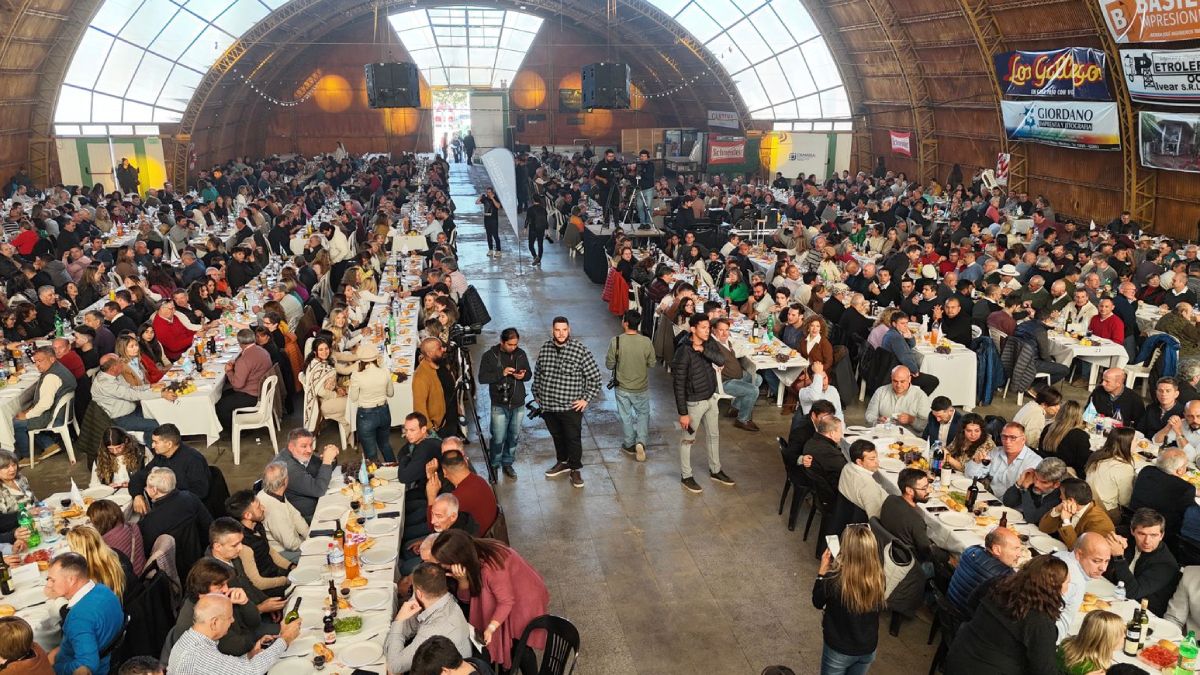 Una fiesta que reunió a políticos y al sector empresario mendocino y que sirvió de lanzamiento de algunos anuncios de obras para el sur, por parte de Alfredo Cornejo Una fiesta que reunió a políticos y al sector empresario mendocino y que sirvió de lanzamiento de algunos anuncios de obras para el sur, por parte de Alfredo Cornejo