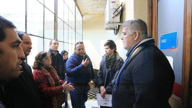 Enérgico rechazo a los nuevos recorridos de colectivos: Vecinos protestaron frente al municipio