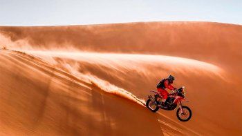Kevin Benavides finalizó tercero y lidera en motos