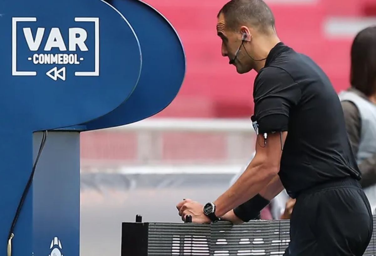 La FIFA y la IFAB busca mayor transparencia apoyándose en el VAR.
