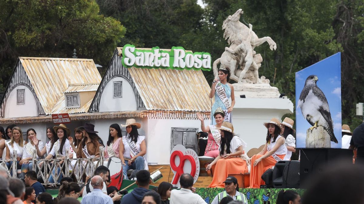 Malena Demateis, reina de Santa Rosa. Malena Demateis, reina de Santa Rosa. 