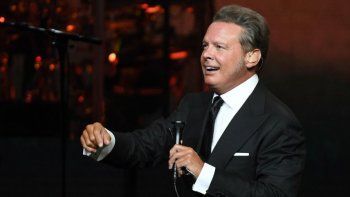 Patillas, canas y la cara regordeta, el look de Luis Miguel en su nuevo show