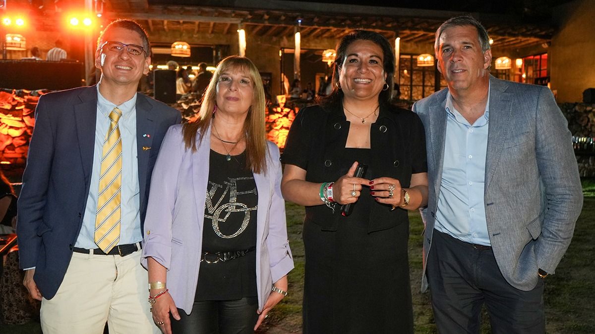 El cónsul general de Perú en Mendoza, Alberto Hart, fue a Isidris para acompañar a Andrea Zinik, de PromPerú y a la disertante del foro, Yanira Loyola Tapia (Cenfotur y PromPerú). Aquí junto al mendocino Edmundo Day, presidente de AEHGA. El cónsul general de Perú en Mendoza, Alberto Hart, fue a Isidris para acompañar a Andrea Zinik, de PromPerú y a la disertante del foro, Yanira Loyola Tapia (Cenfotur y PromPerú). Aquí junto al mendocino Edmundo Day, presidente de AEHGA.