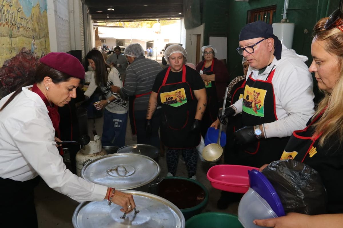 Claudia Elaskar, de Aderpe, y el autor de esta nota, cocinero principal, organizando el despacho con las voluntarias. Claudia Elaskar, de Aderpe, y el autor de esta nota, cocinero principal, organizando el despacho con las voluntarias.