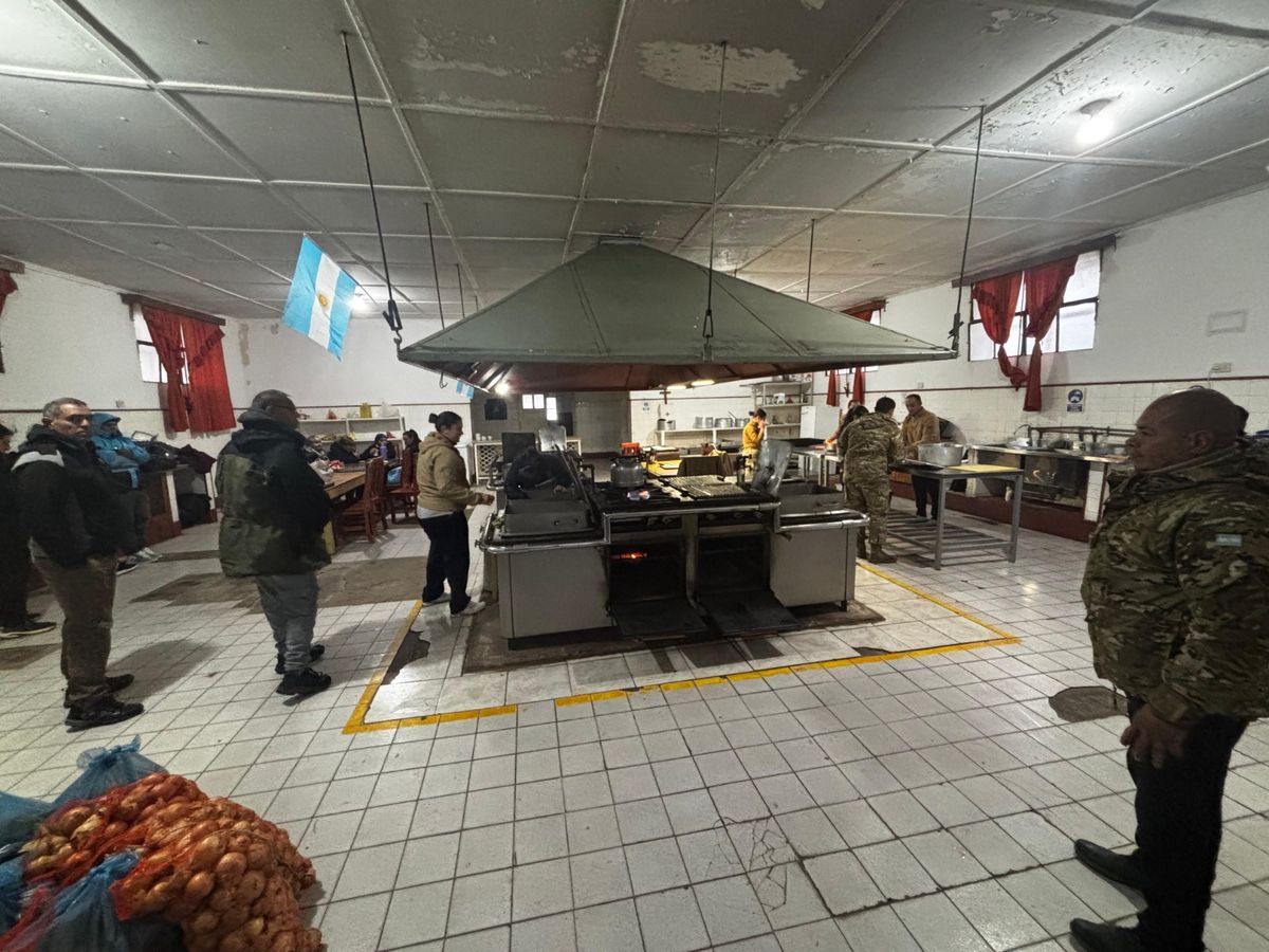 Casi 2.500 porciones de guiso fueron preparadas y repartidas en Tunuyán. Casi 2.500 porciones de guiso fueron preparadas y repartidas en Tunuyán.