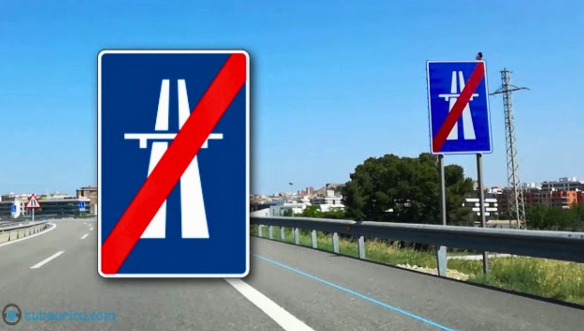 Esta señal de tránsito marca el fin de la autopista. Esta señal de tránsito marca el fin de la autopista.
