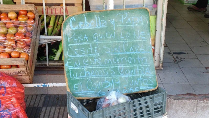Verdulero regala cebollas y papas a quien lo necesite
