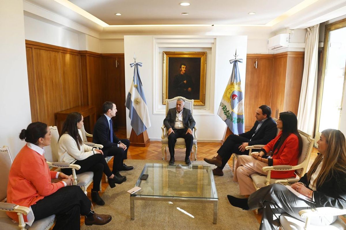 Alfredo Cornejo y el ministro de Salud, Rodolfo Montero, recibieron a profesionales del laboratorio Novartis, para firmar el acuerdo de trabajo en conjunto. Alfredo Cornejo y el ministro de Salud, Rodolfo Montero, recibieron a profesionales del laboratorio Novartis, para firmar el acuerdo de trabajo en conjunto.