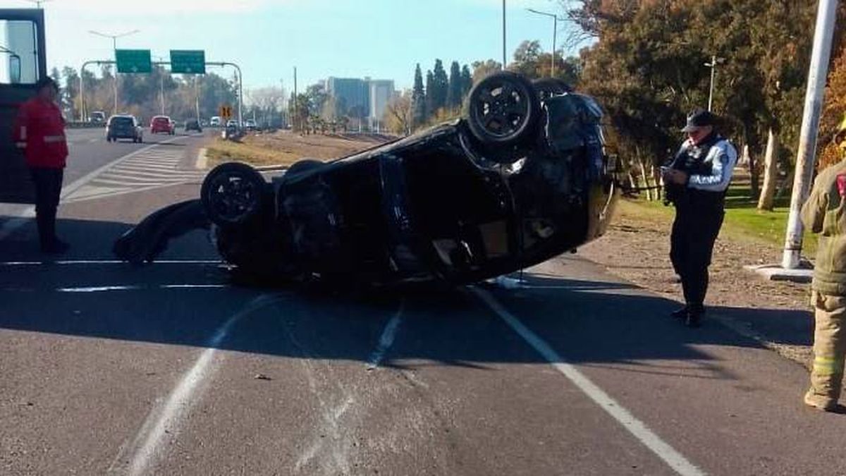 El Honda Fit quedó sobre el asfalto tras chocar con una Partner en el Acceso Este. El Honda Fit quedó sobre el asfalto tras chocar con una Partner en el Acceso Este.