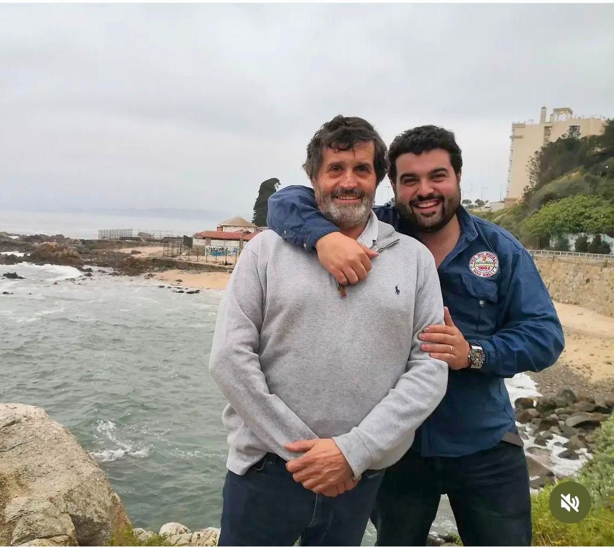 Juanchi (derecha) junto a su papá Pancho, los mendocinos que también son parte de este rally de Locos de la Patagonia. Tienen una Ford Bronco modelo 79. Juanchi (derecha) junto a su papá Pancho, los mendocinos que también son parte de este rally de Locos de la Patagonia. Tienen una Ford Bronco modelo 79.