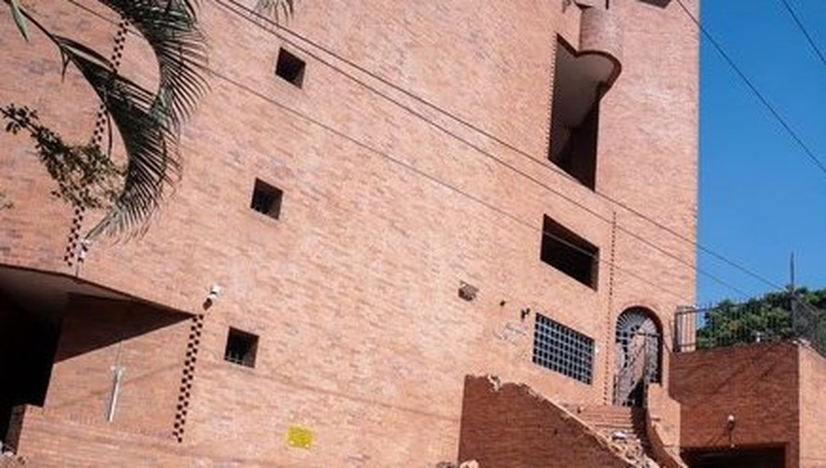 La base de un edificio, dañada por el terremoto. La base de un edificio, dañada por el terremoto.
