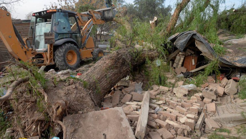 Una mujer falleció por el derrumbe de su casa tras la caída de un árbol