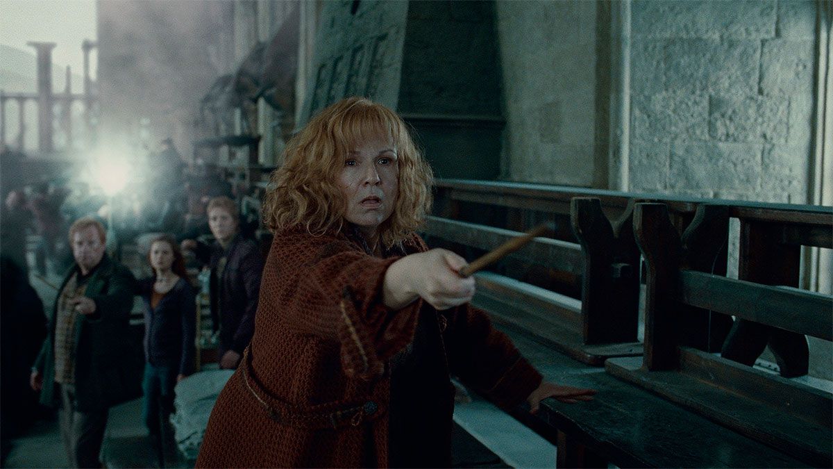 Molly Weasley en el momento que asesina la mortífaga Bellatrix Lestrange. Molly Weasley en el momento que asesina la mortífaga Bellatrix Lestrange.
