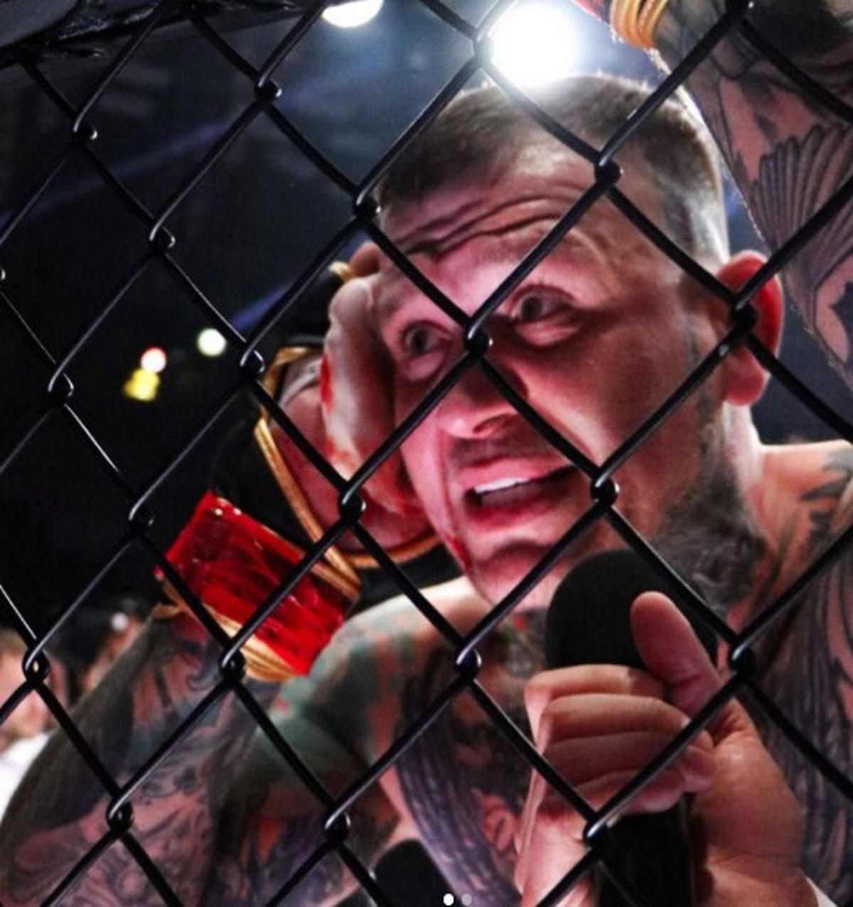 Luchador de MMA mordió a su rival: el público quiso golpearlo y se desató la barbarie