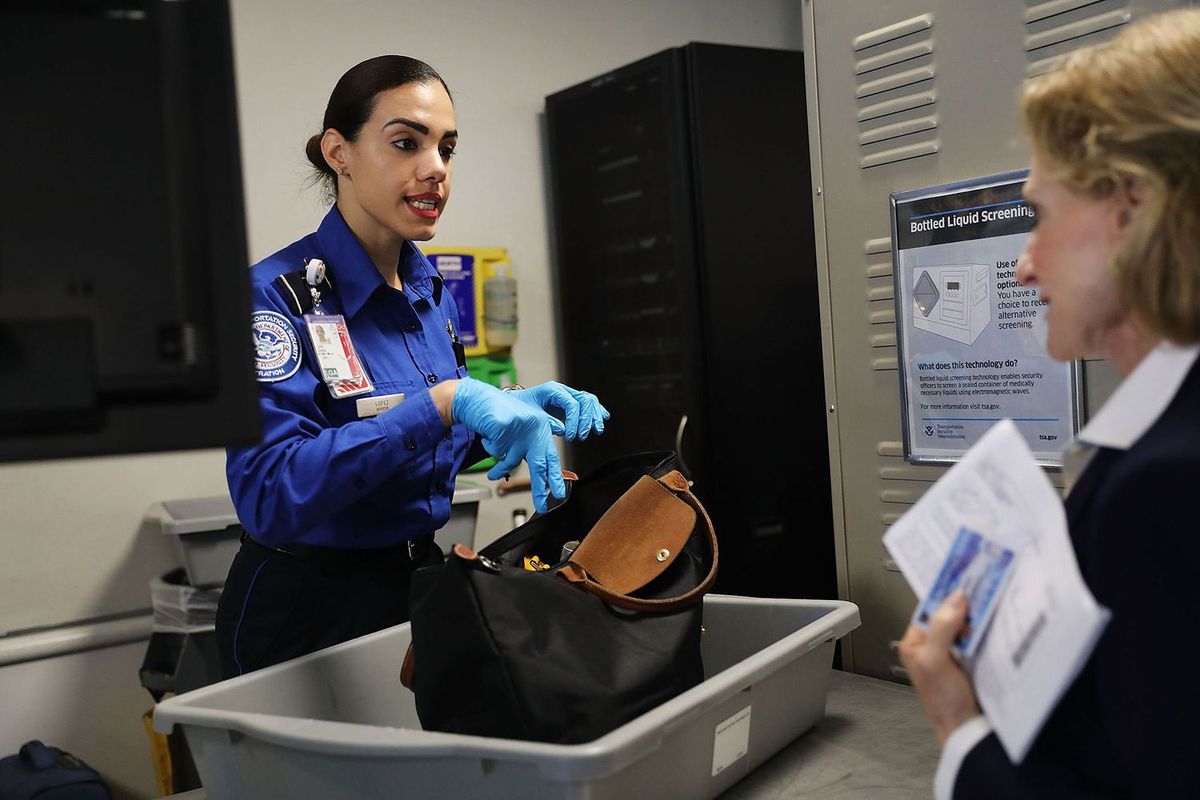 La TSA es muy estricta en los controles de los aeropuertos. La TSA es muy estricta en los controles de los aeropuertos.
