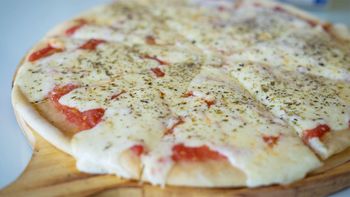 Cómo hacer una pizza casera riquísima y barata con una simple receta