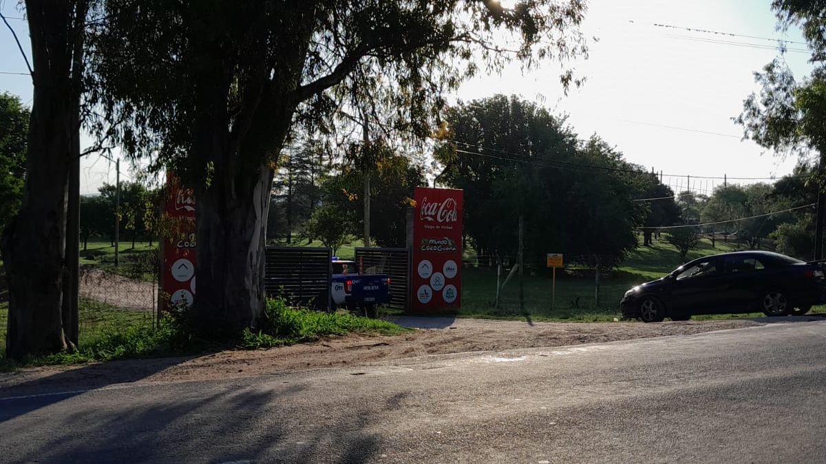 La Policía ingresando al complejo Mundo Cocoguana en Carlos Paz, para averiguar cómo sucedió el accidente donde murió una niña mendocina.