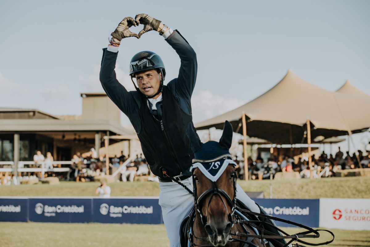 Toda la felicidad de Joaqu&iacute;n Somoza, el gran ganador, junto a su monta Henry Jota Loho, de los concursos de saltos h&iacute;picos realizados en Alto Agrelo.