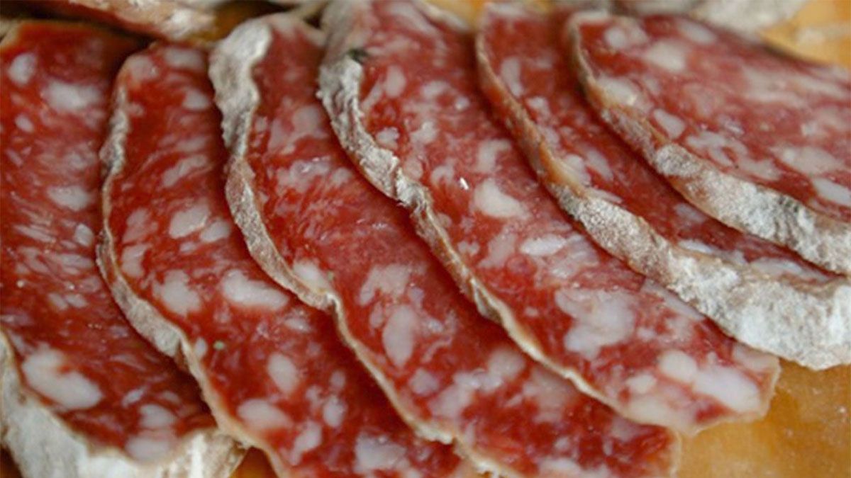 Esta receta de salamín casero estilo campestre, es una delicia que todo el mundo debería probar. Esta receta de salamín casero estilo campestre, es una delicia que todo el mundo debería probar.