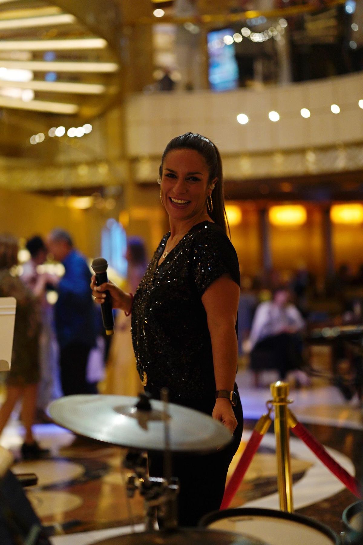 Show. Un momento de las actuaciones de Ofelia Cuadra en alta mar. Show. Un momento de las actuaciones de Ofelia Cuadra en alta mar.